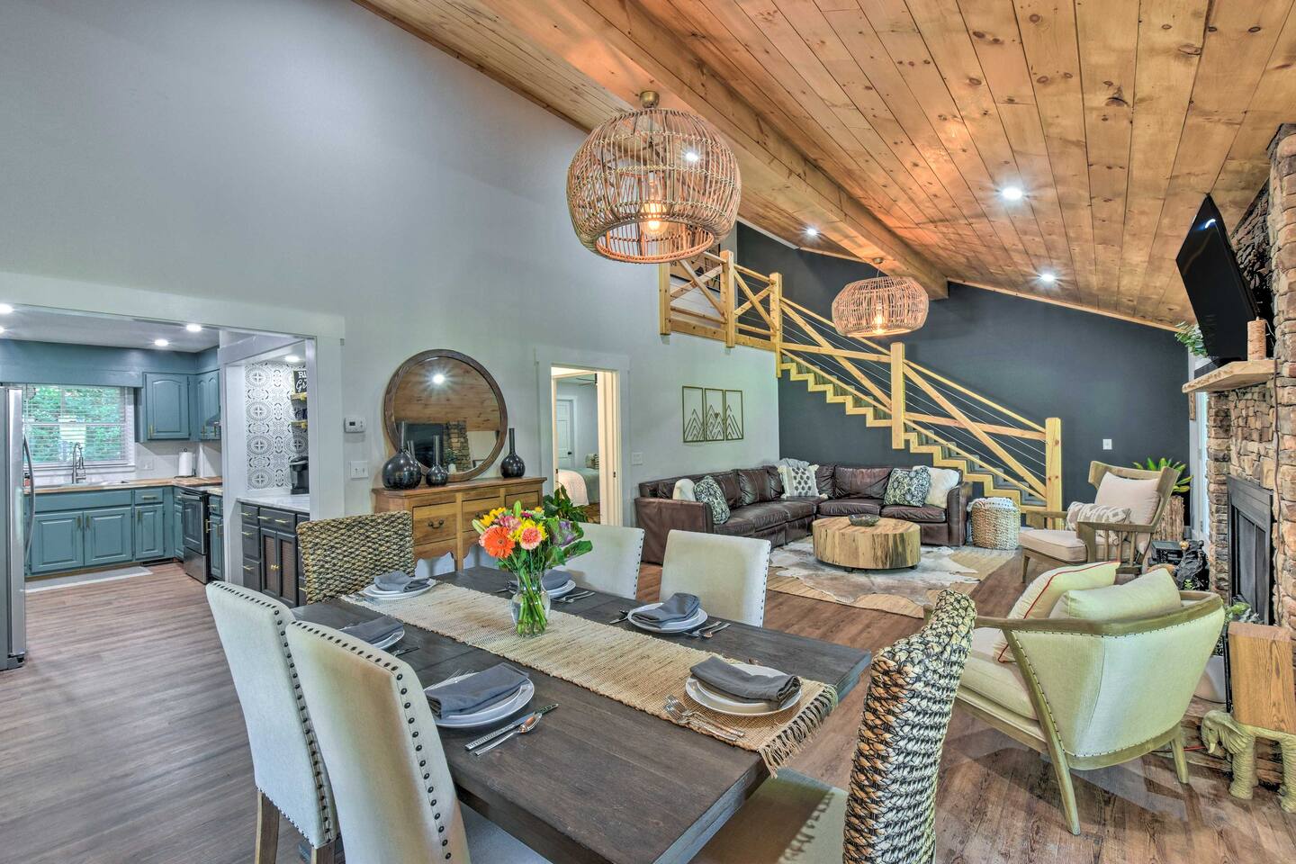 Riverfront Luxury-HotTub-Coffee Bar-Helen 25 min