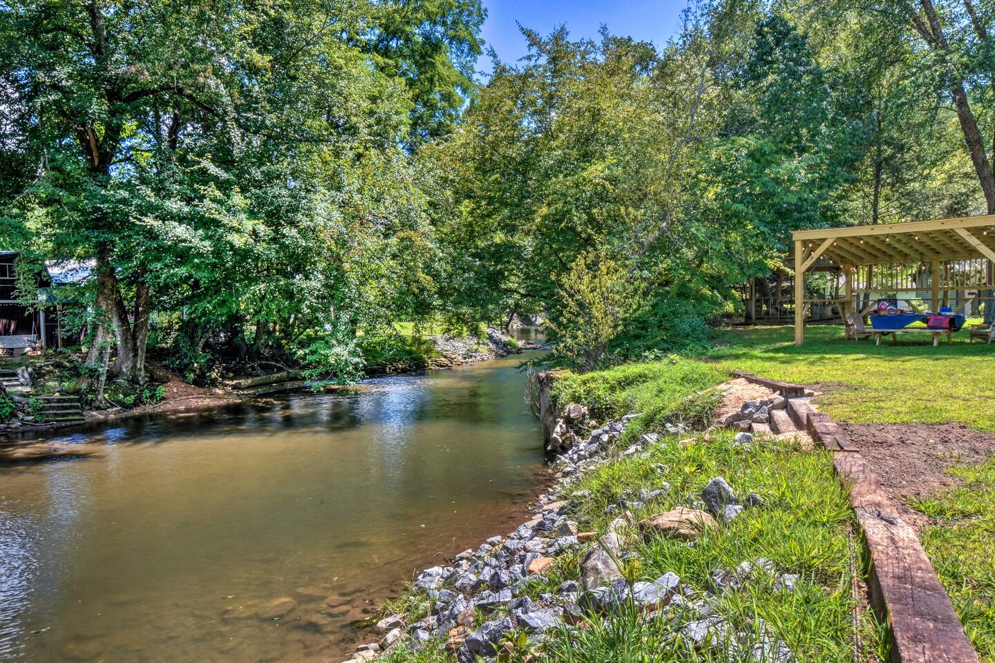 Riverfront Couples Retreat-HotTub~FirePit~Helen