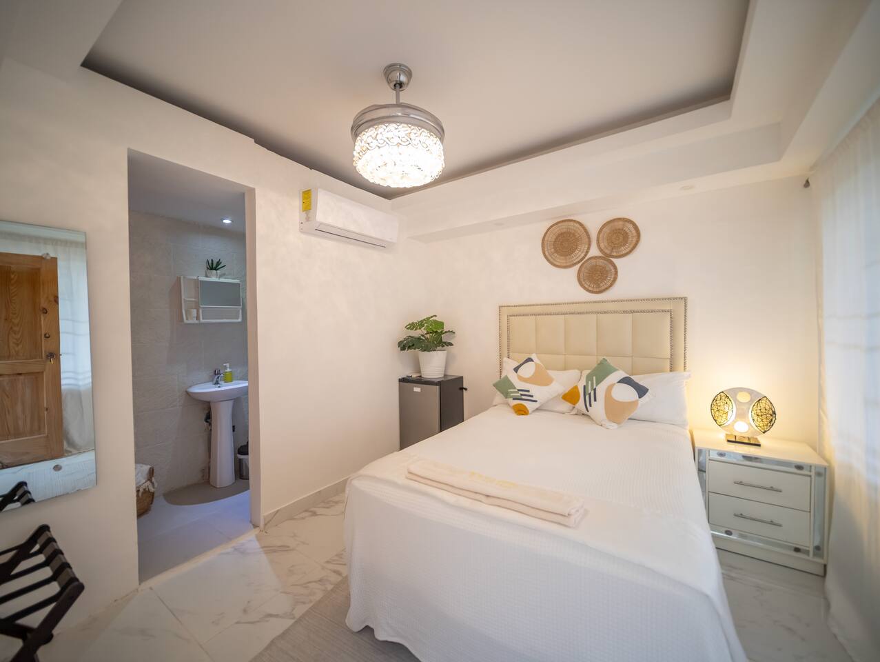 Room in Sosúa center with Outdoor Jacuzzi!