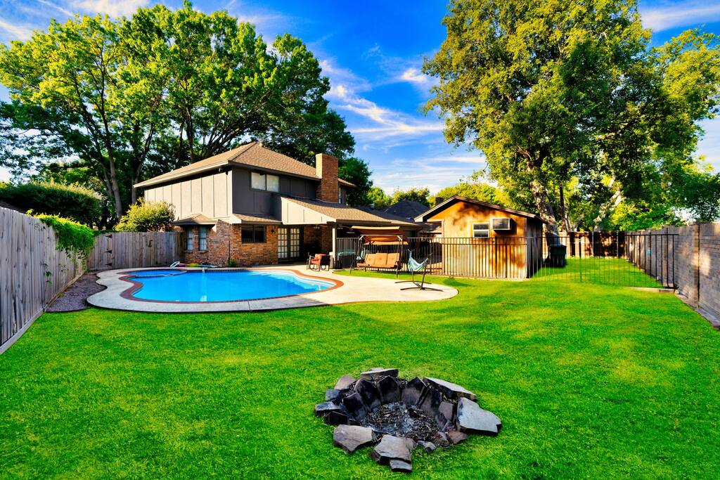 Pool & hot SPA, 5 Bed 3.5 Bath sleeps 15 people