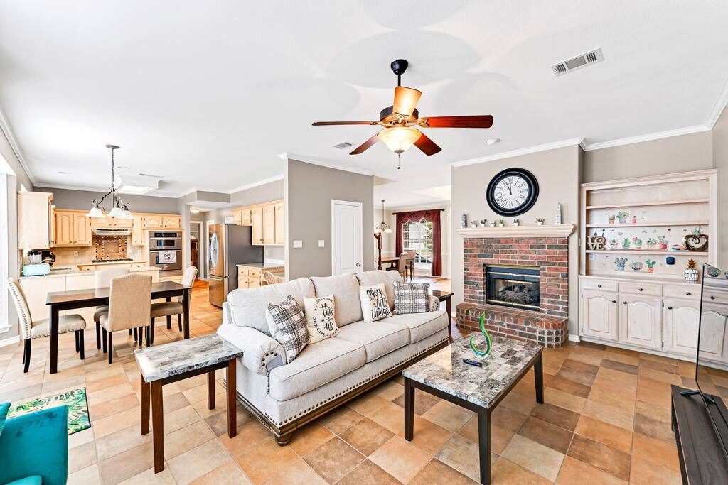 *4BR, 2.5BA, sleeps 11, close to highway & airport