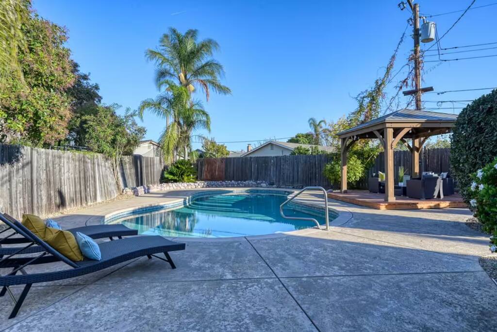 SpaciousManorHouse w/ Pool & 4 Bedrooms, Sleeps 12