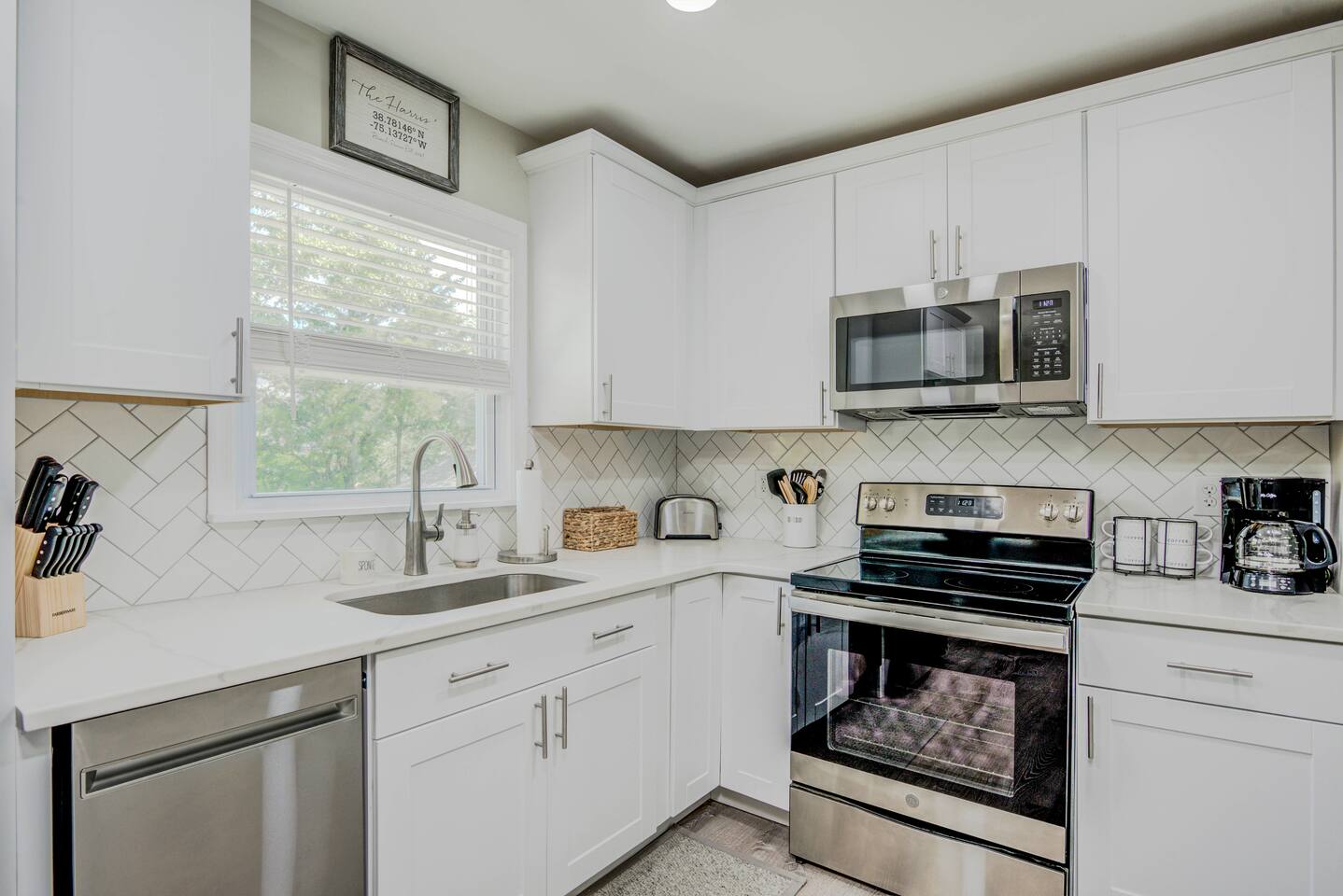 Stroll to the Shore: 3BR Vacation Retreat photo 10