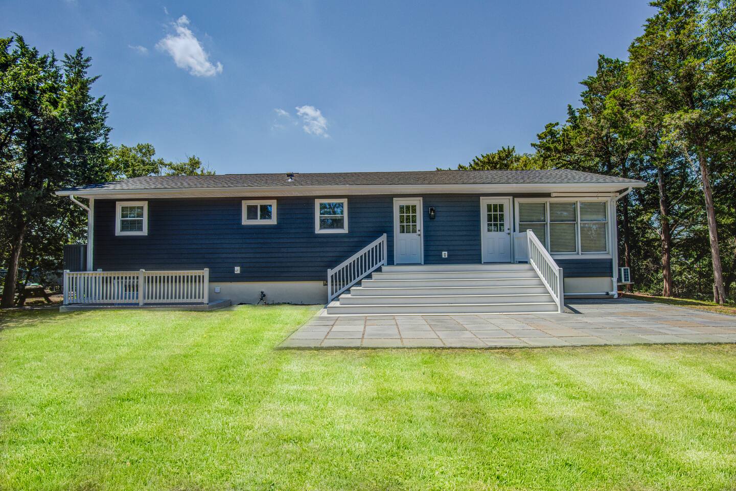 Stroll to the Shore: 3BR Vacation Retreat photo 15