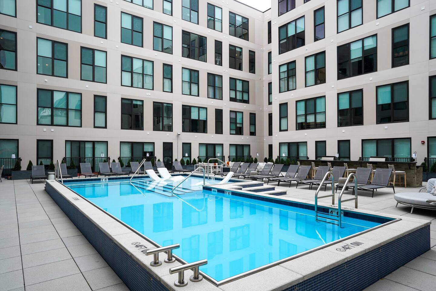 Apartment W/Pool+Gym+ Free Onsite Parking