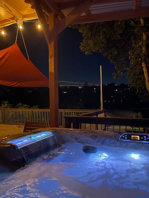 Pool/Hot Tub/75 inch TV/1000mbps/Brand New