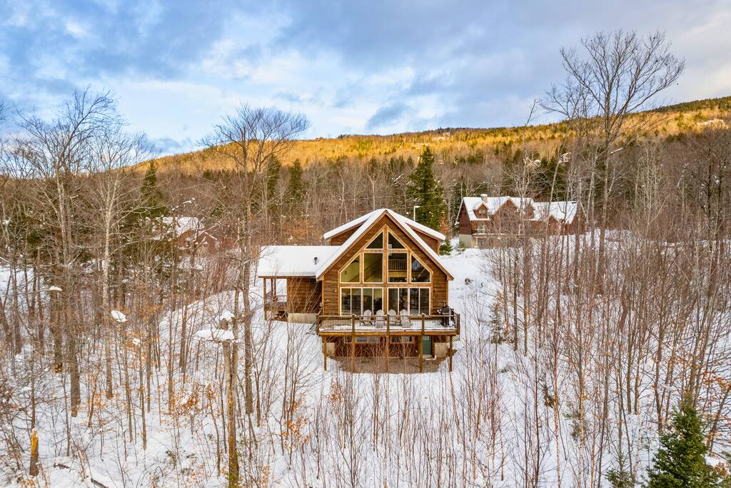 3 min to Sunday River w/ Views, Game room, Hot tub
