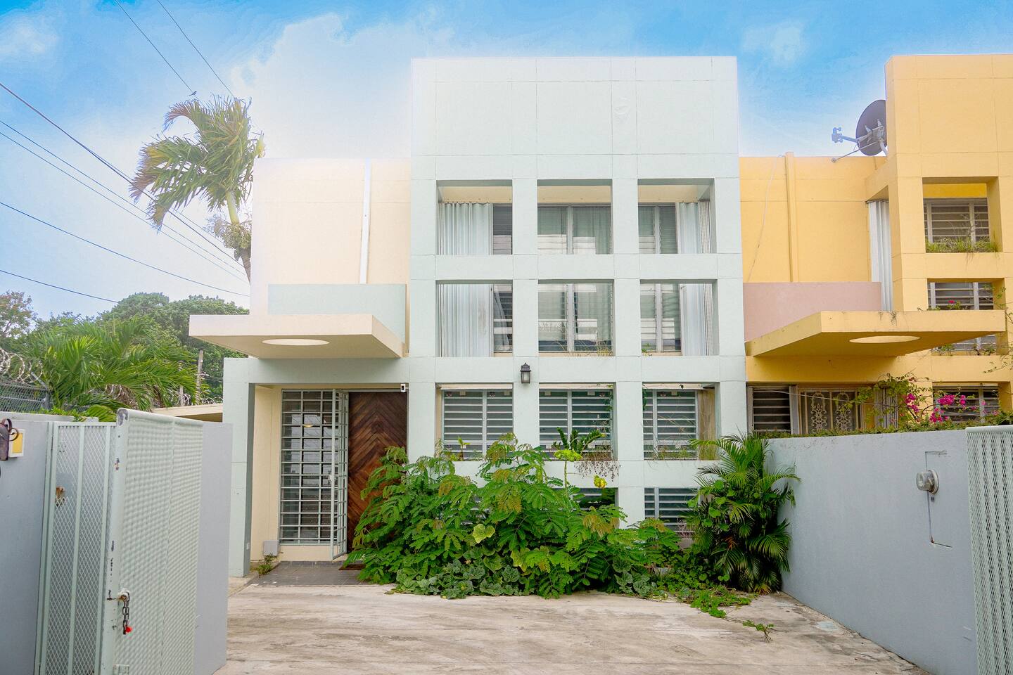 Townhouse Oasis at Uni Garden