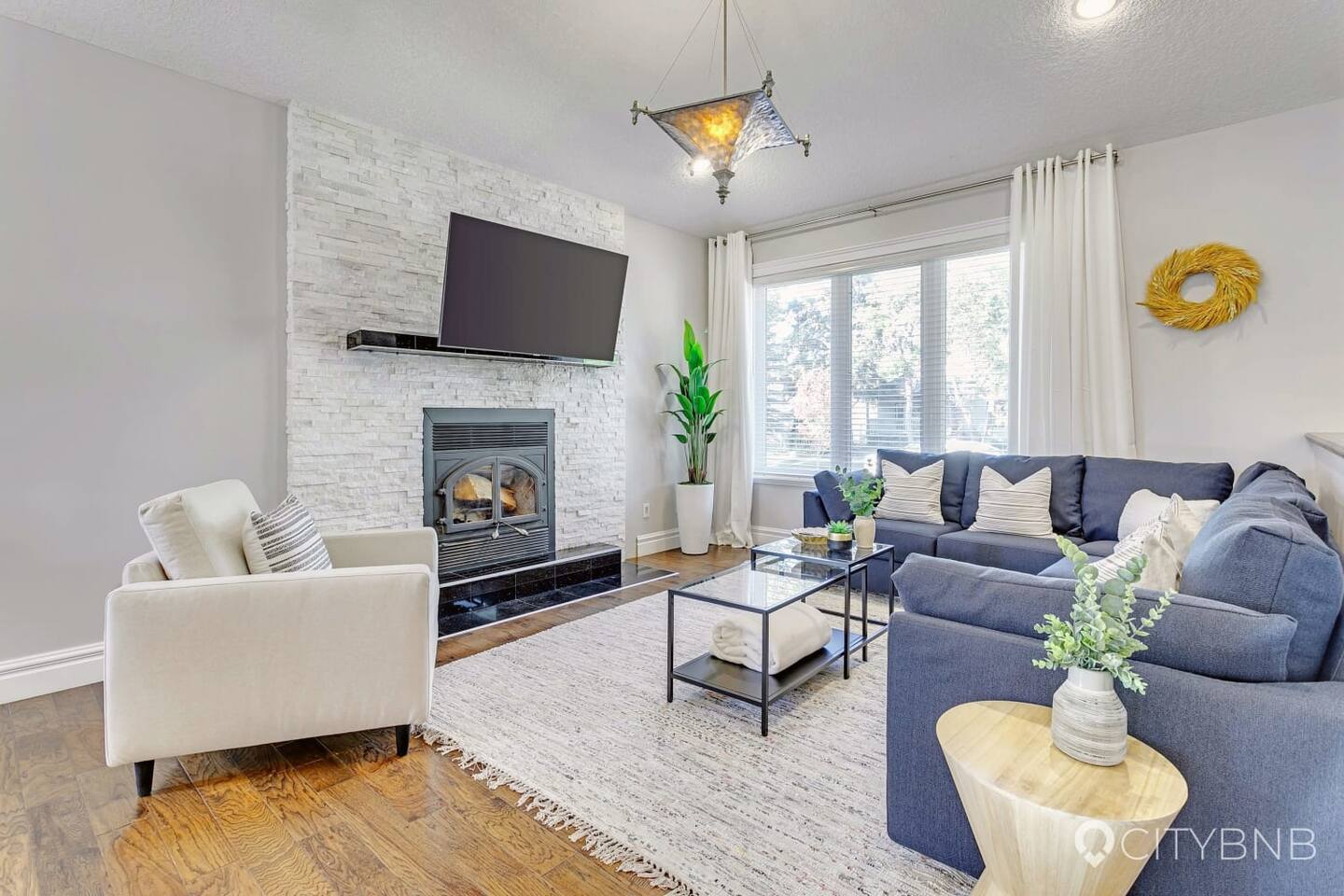 Grovenor | 5BR • Sleeps 14 • Triple Garage