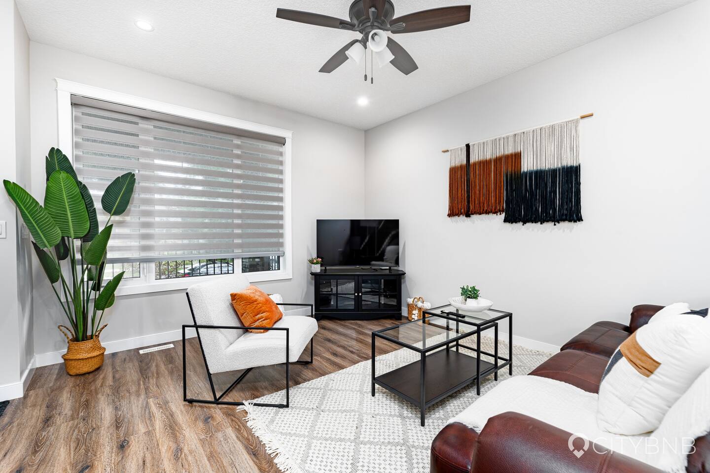 Spruce Ave | Sleeps 6 | Garage Parking | AC