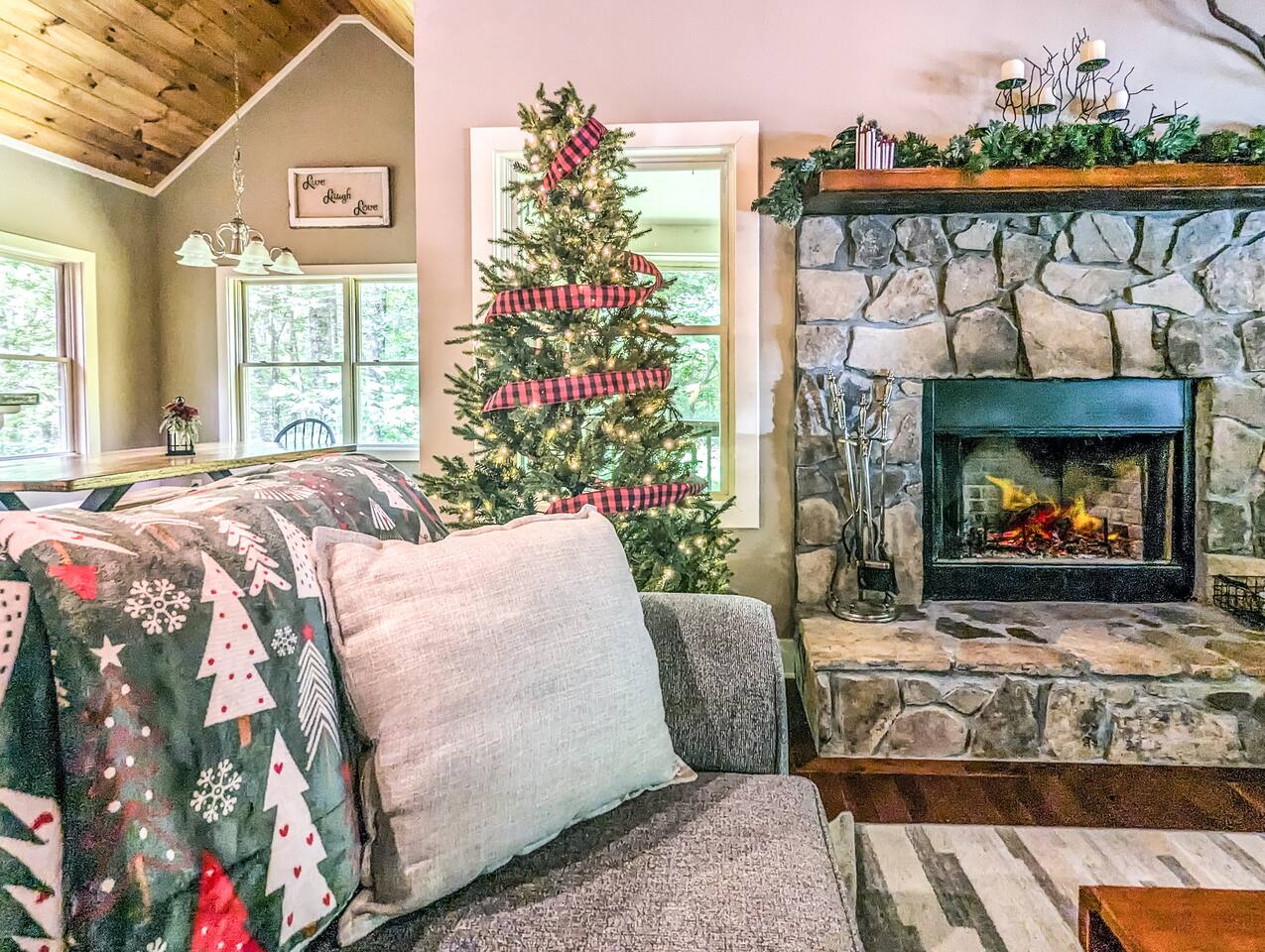 TreeTop Haus* Hot Tub*Theatre*Arcade*Dog Friendly