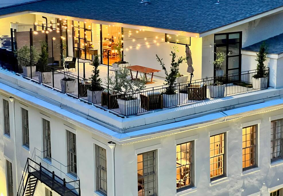 Carnival -Suite in NOLA, A Block Away From Parades