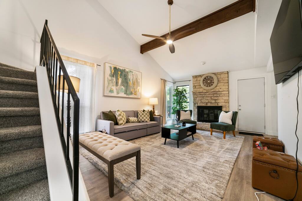 Charming, Quiet, Stylish Home 7 min to Downtown