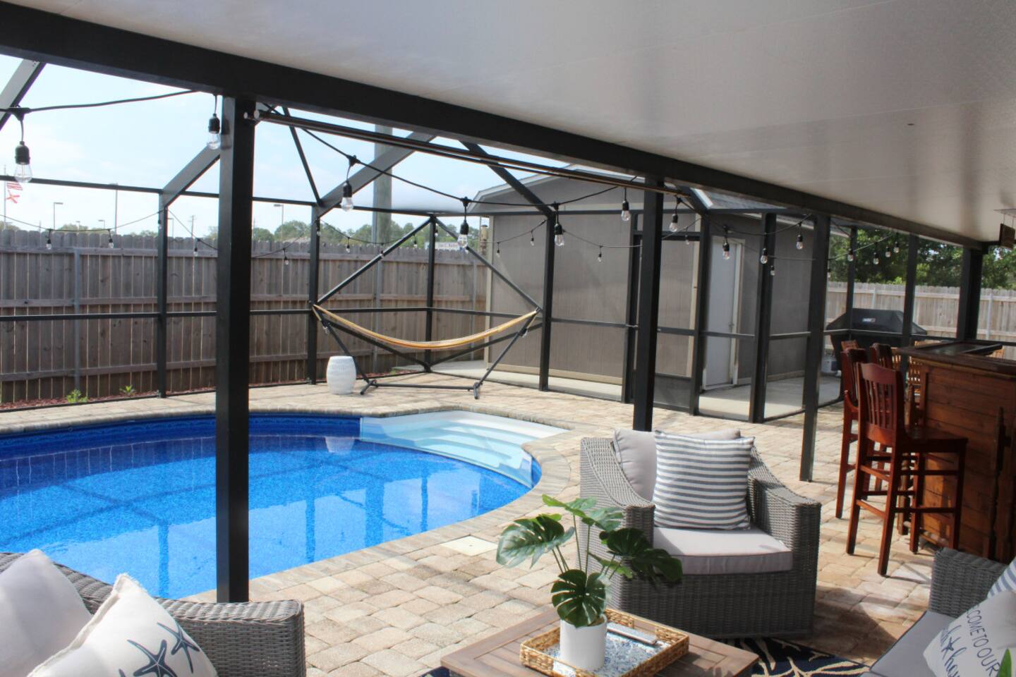 Poolside Retreat, Hot Tub, 5 min to beach