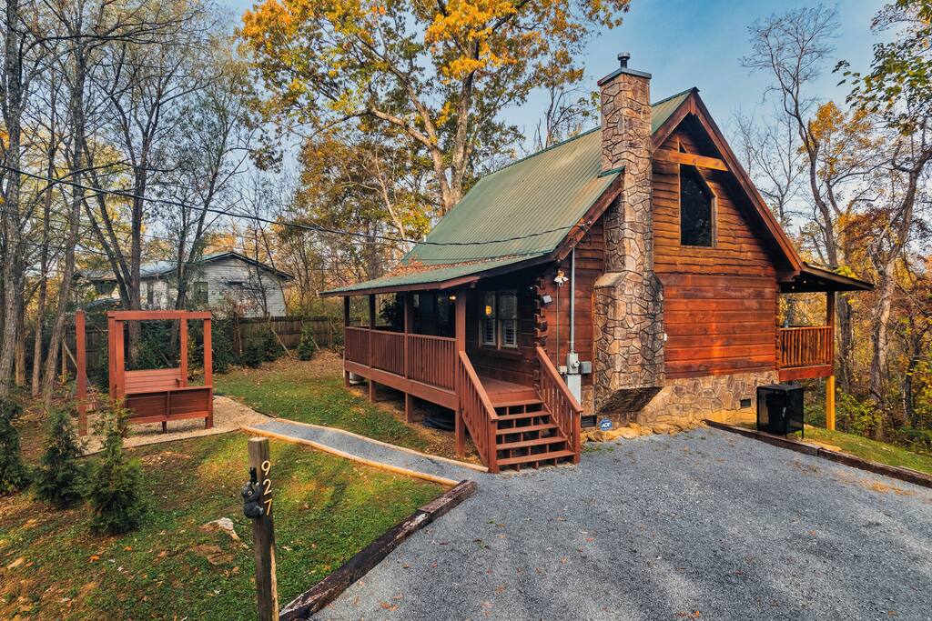 Quiet Modern Cabin | Close to Pigeon Forge Strip