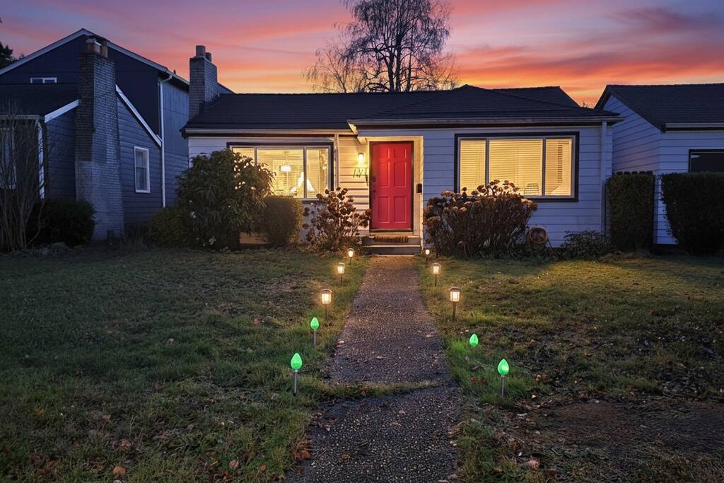 Big Yard+BBQ~Walk2Coffee~FullKitchen~Cozy&Spacious
