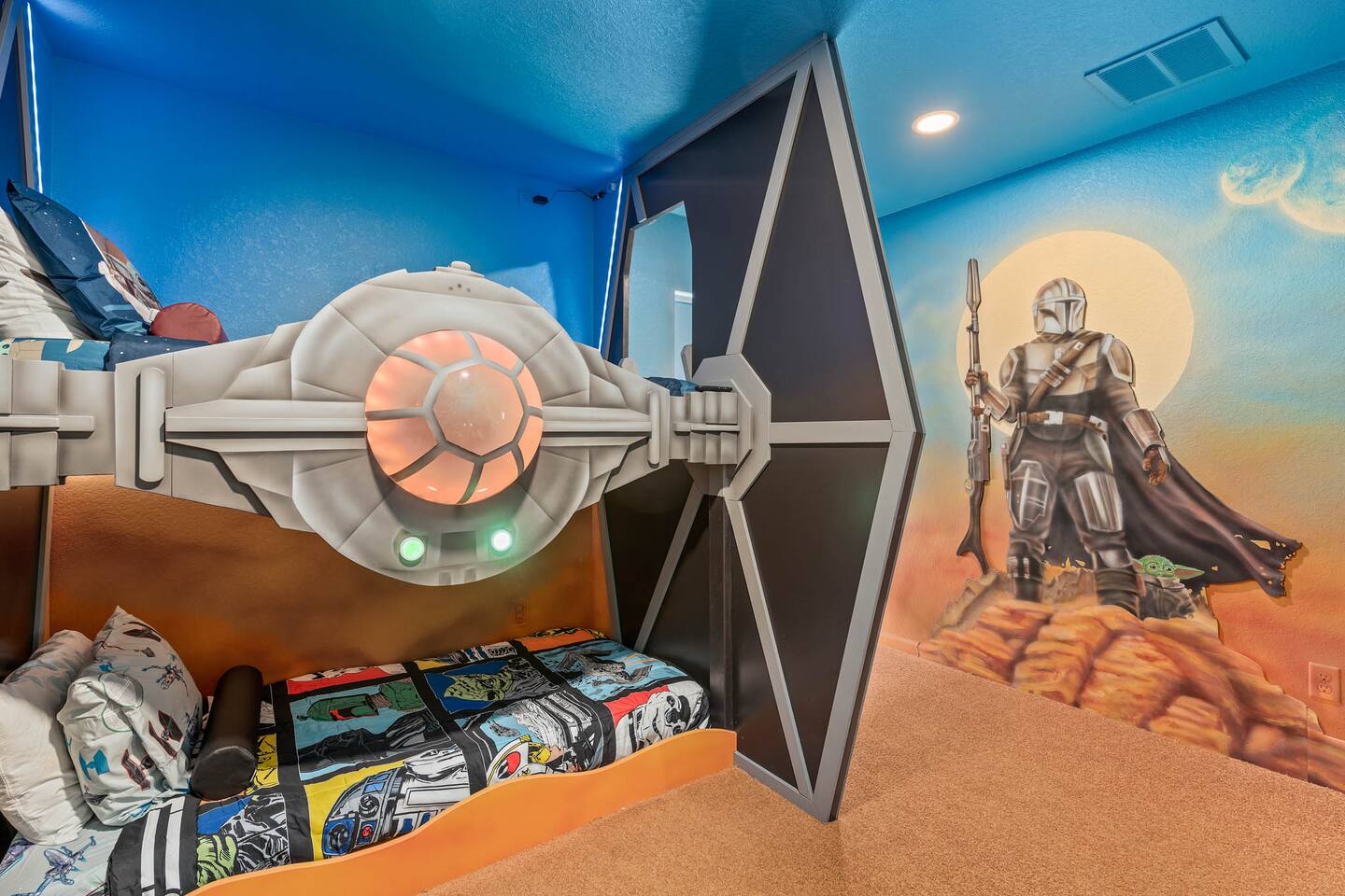 3mi to Disney, Themes, Gameroom