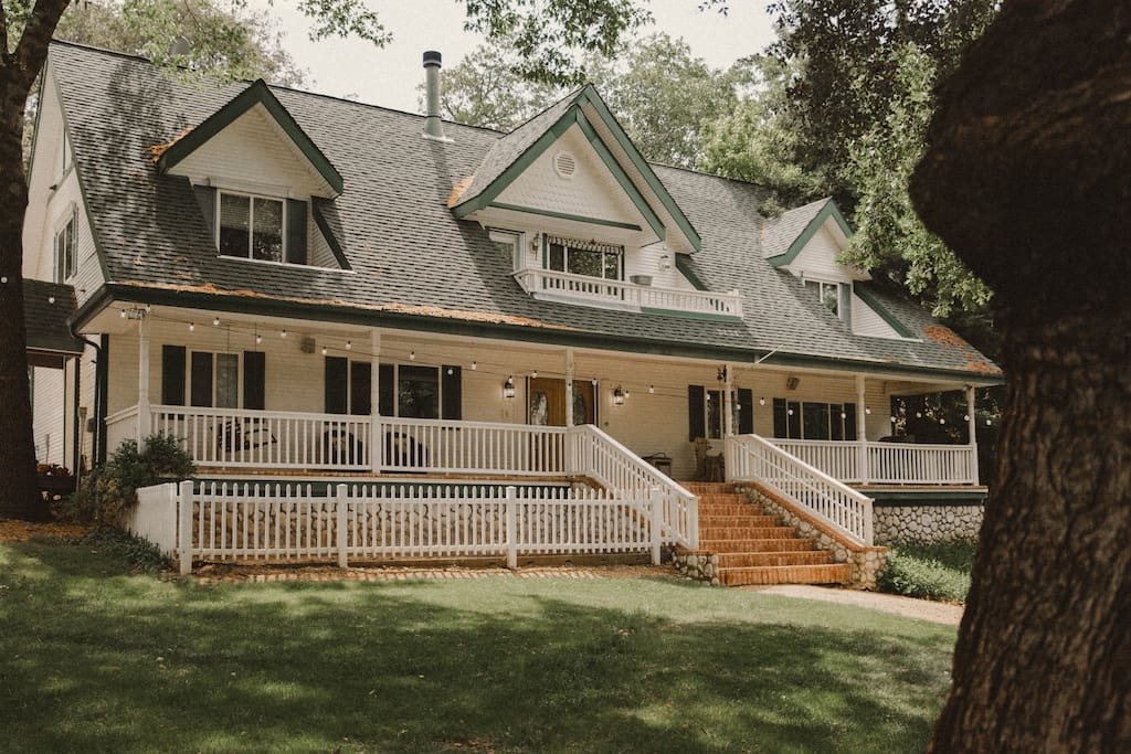 The Manor House in Oak Glen