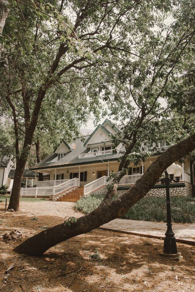 The Manor House in Oak Glen