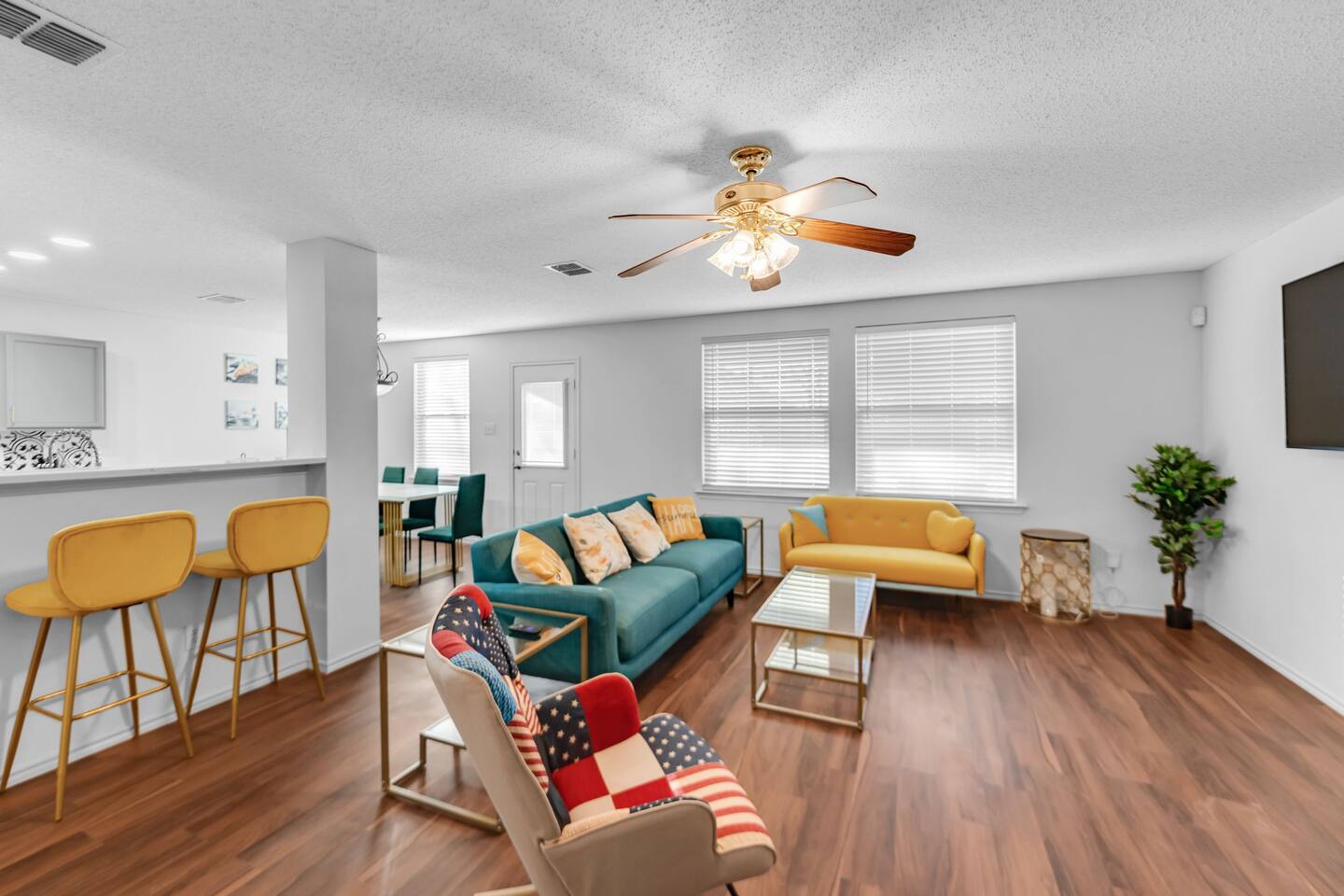 2 King ! Newly renovated w/8 beds sleeps upto 16