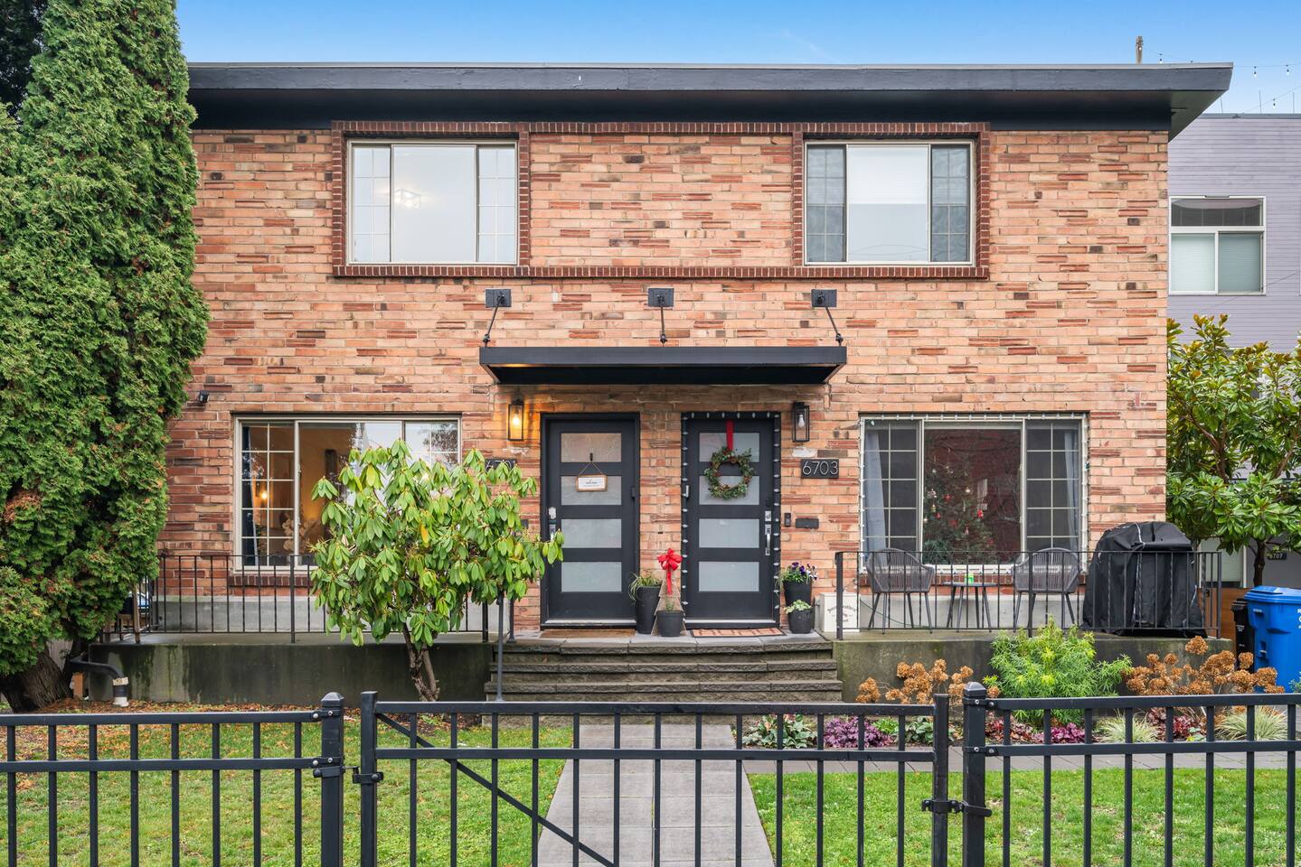 Charming 3B2B home with Yard 4 Queen Beds Sleeps 8