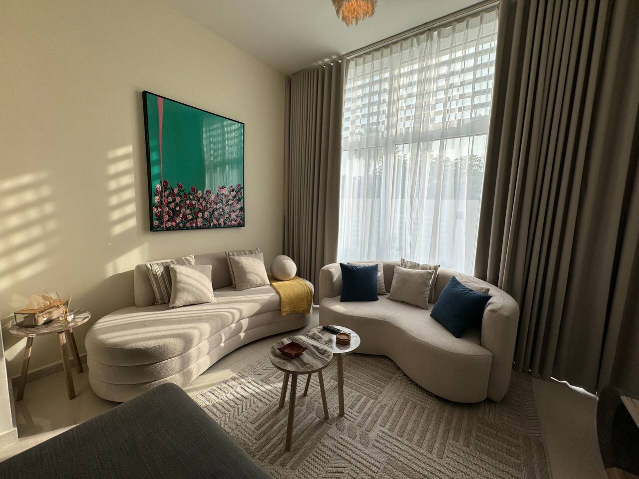 ASHRI Boho Inspired Apt in DH2, Private Backyard