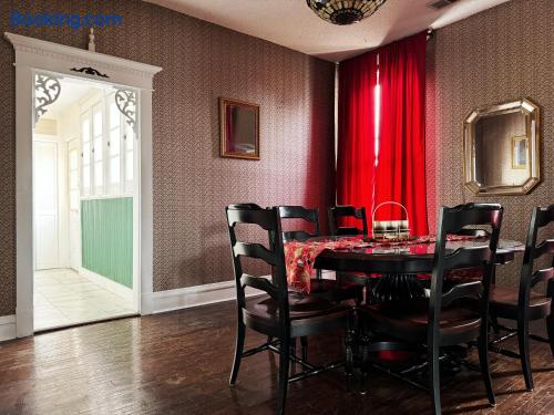 The Rose Inn D | KING 1BD/1BA Apt near Downtown