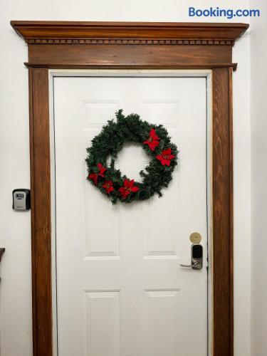 The Rose Inn D | KING 1BD/1BA Apt near Downtown