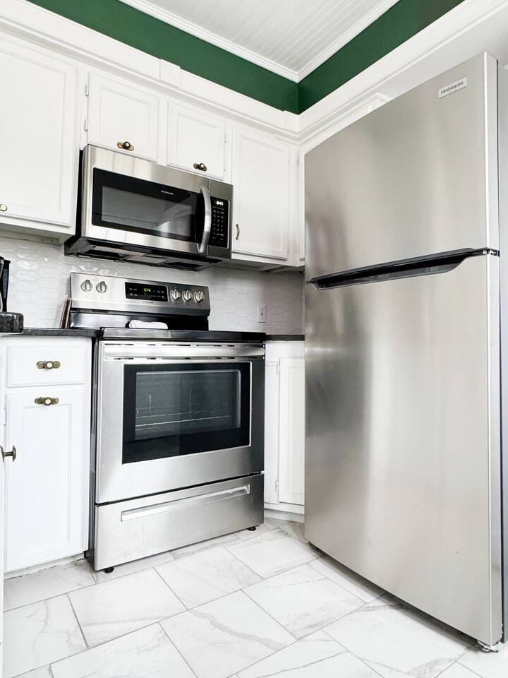 The Rose Inn D | KING 1BD/1BA Apt near Downtown