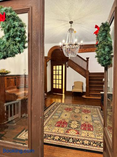The Rose Inn D | KING 1BD/1BA Apt near Downtown