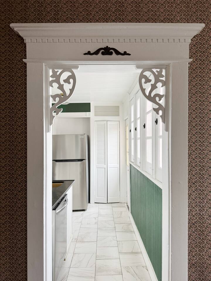 The Rose Inn D | KING 1BD/1BA Apt near Downtown