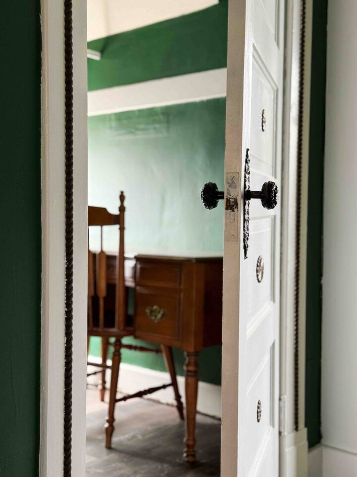 The Rose Inn D | KING 1BD/1BA Apt near Downtown