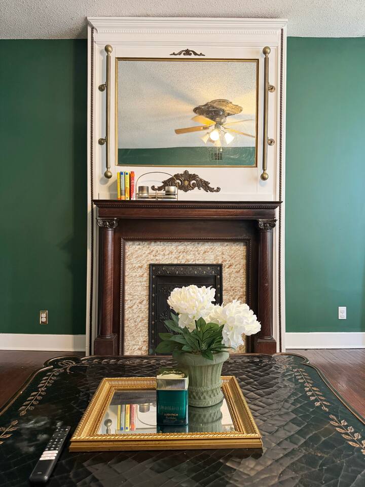 The Rose Inn D | KING 1BD/1BA Apt near Downtown