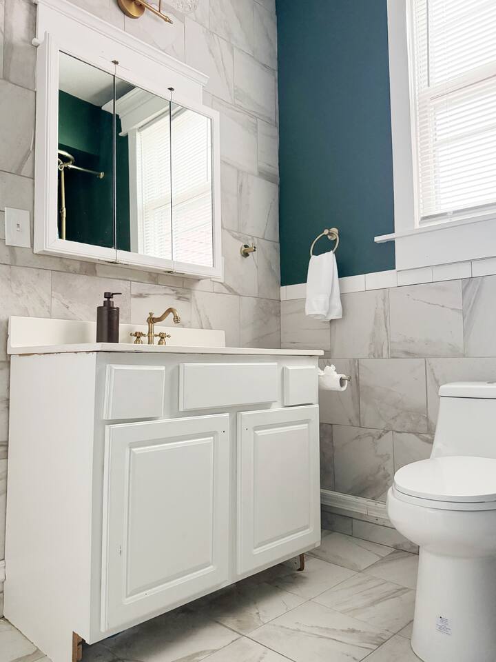 The Rose Inn D | KING 1BD/1BA Apt near Downtown