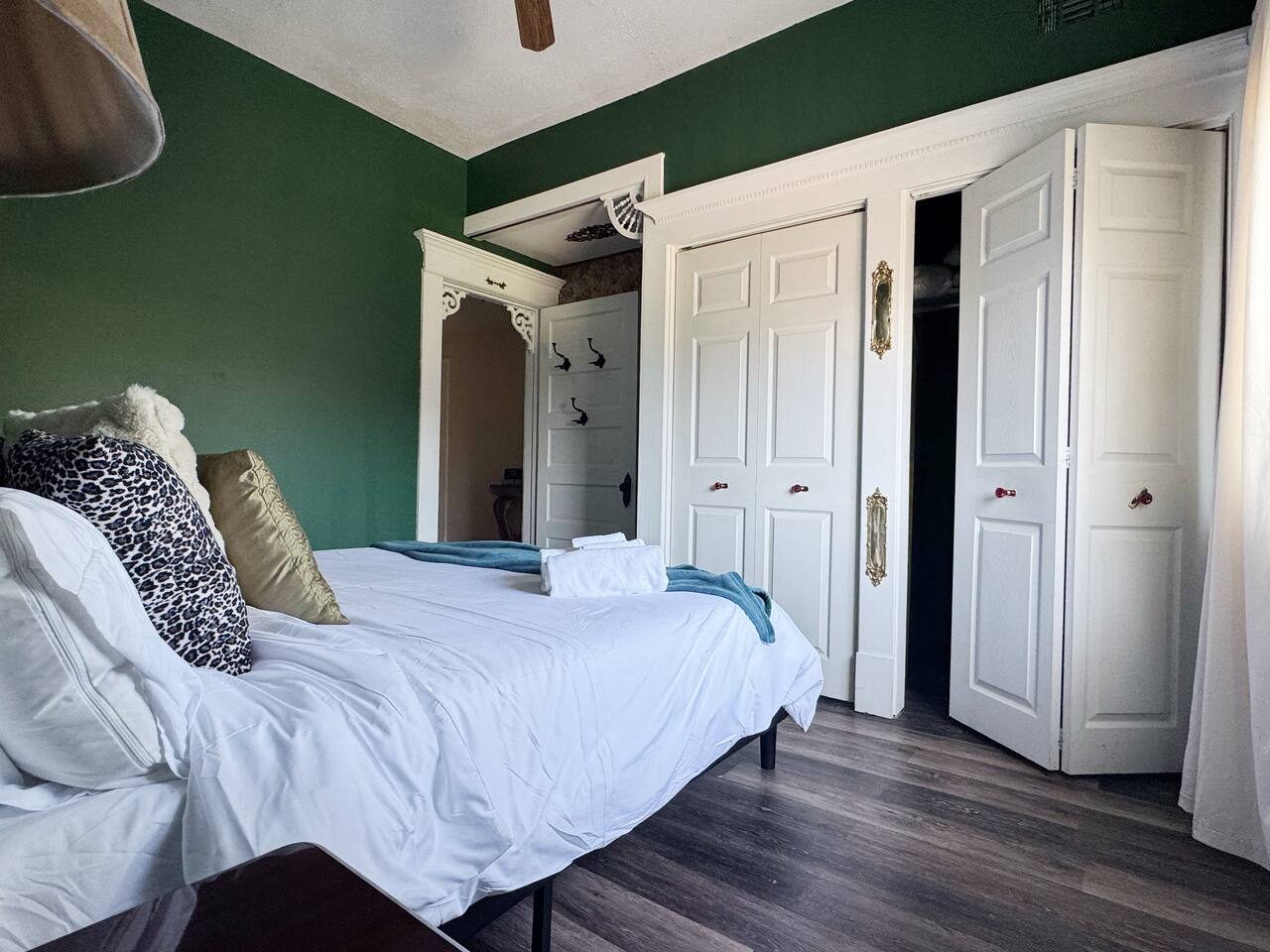 The Rose Inn D | KING 1BD/1BA Apt near Downtown