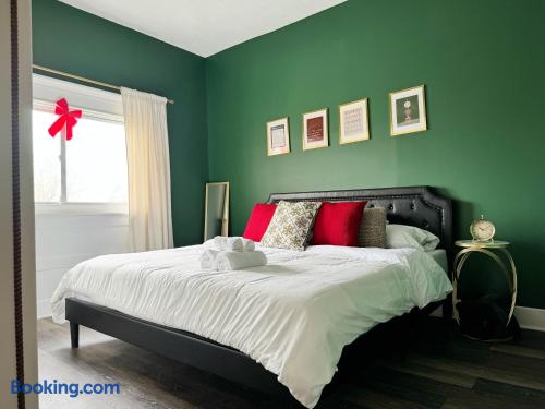 The Rose Inn D | KING 1BD/1BA Apt near Downtown