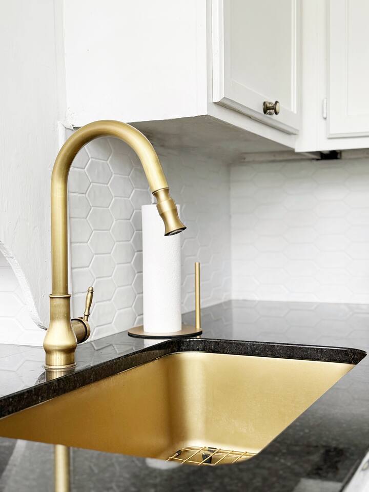 The Rose Inn D | KING 1BD/1BA Apt near Downtown