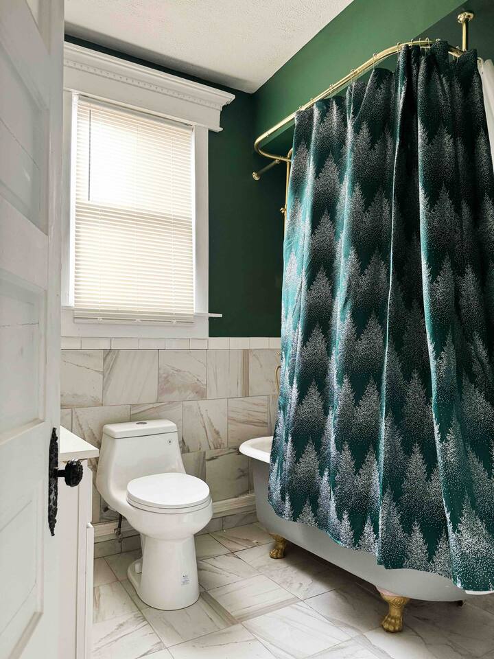 The Rose Inn D | KING 1BD/1BA Apt near Downtown