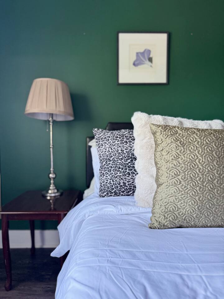 The Rose Inn D | KING 1BD/1BA Apt near Downtown