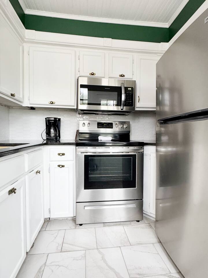 The Rose Inn D | KING 1BD/1BA Apt near Downtown