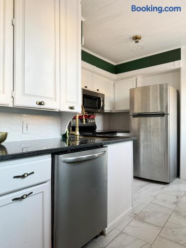 The Rose Inn D | KING 1BD/1BA Apt near Downtown