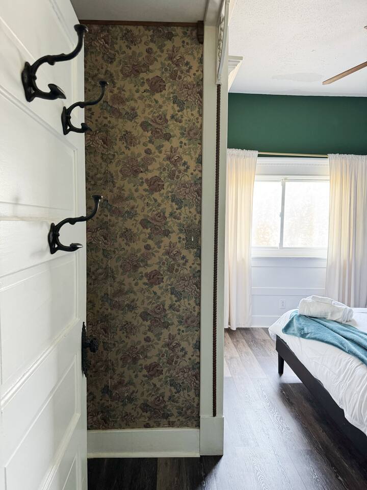 The Rose Inn D | KING 1BD/1BA Apt near Downtown