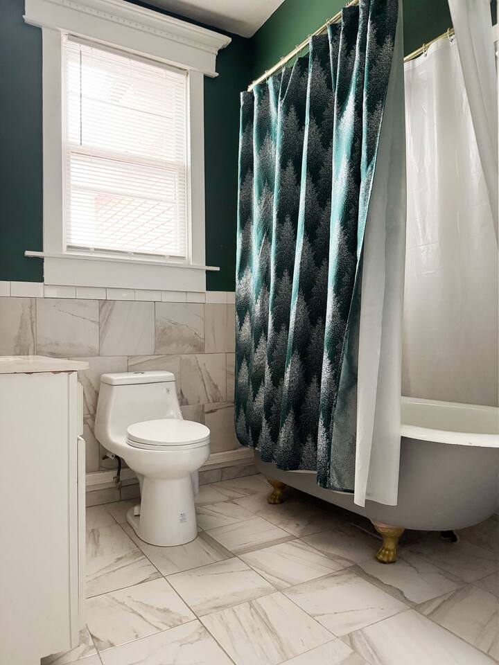 The Rose Inn D | KING 1BD/1BA Apt near Downtown