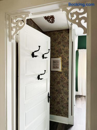 The Rose Inn D | KING 1BD/1BA Apt near Downtown