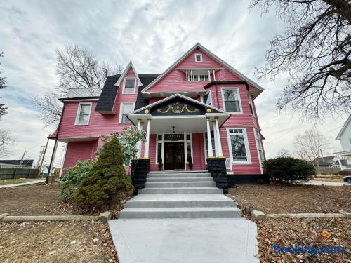 The Rose Inn D | KING 1BD/1BA Apt near Downtown