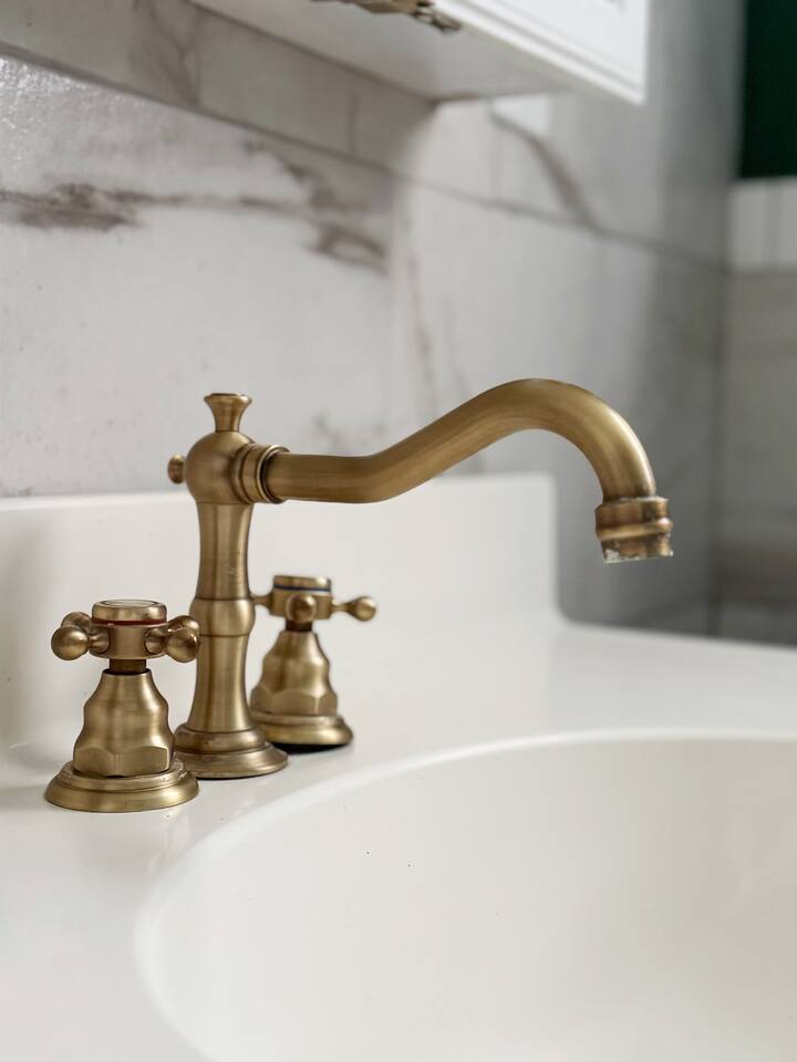 The Rose Inn D | KING 1BD/1BA Apt near Downtown