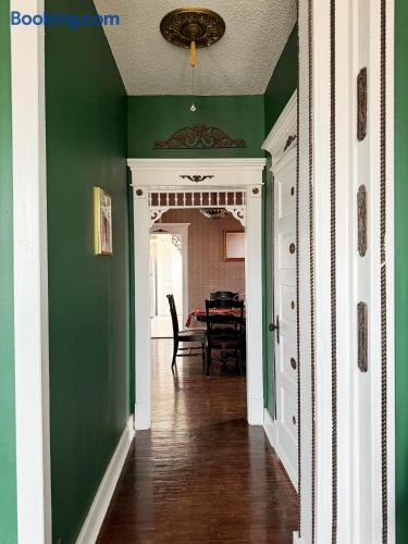The Rose Inn D | KING 1BD/1BA Apt near Downtown