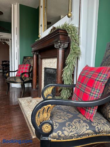The Rose Inn D | KING 1BD/1BA Apt near Downtown