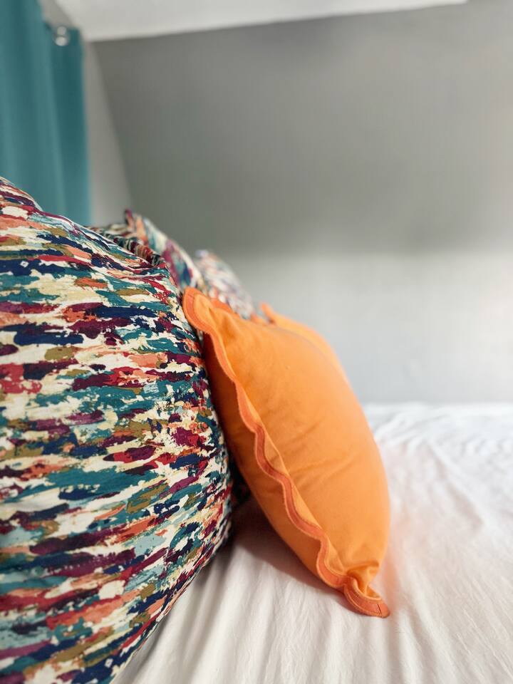 The Rose Inn E | KING 1BD/1BA Apt near Downtown