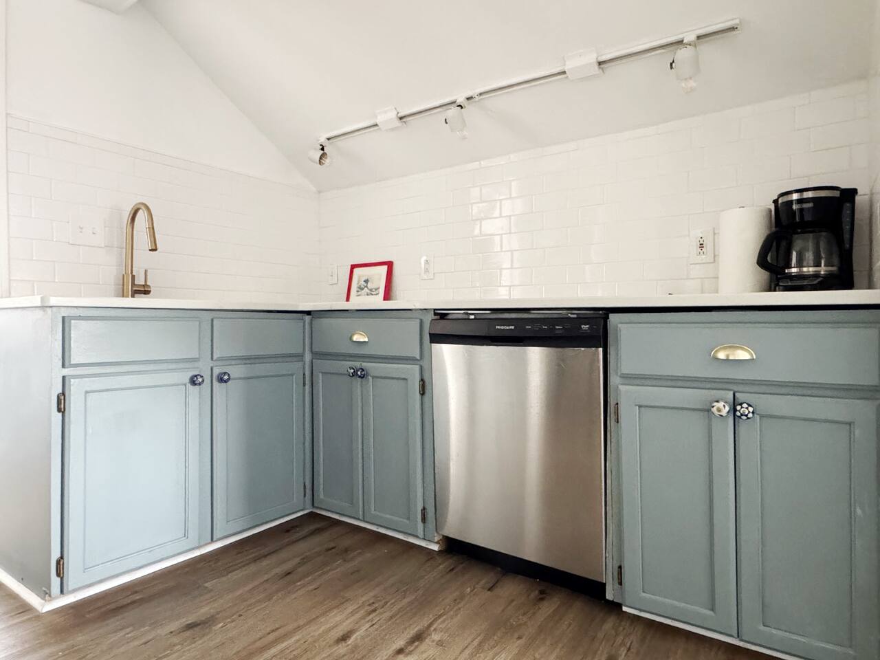 The Rose Inn E | KING 1BD/1BA Apt near Downtown photo 3